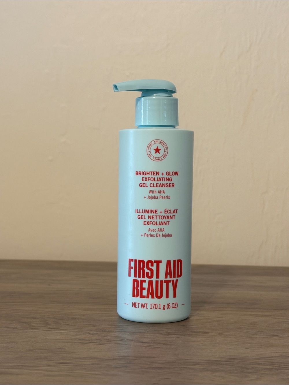 FIRST AID BEAUTY
Brighten + Glow Gentle Exfoliating Gel Cleanser with
Jojoba Pea